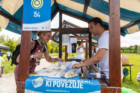 Pohod ob reki, ki povezjue  (11)